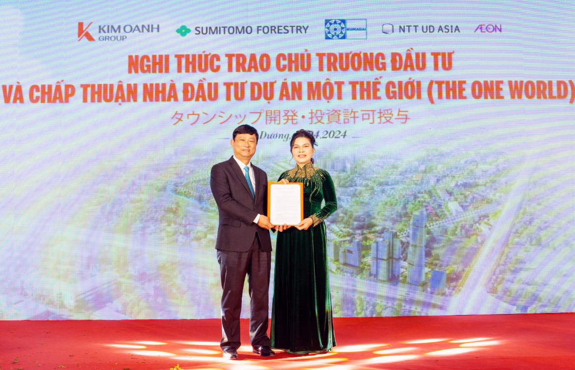 Chủ tịch UBND tỉnh Võ Văn Minh trao Quyết định của UBND tỉnh về chấp thuận chủ trương đầu tư và chủ đầu tư dự án Một Thế Giới – The One World