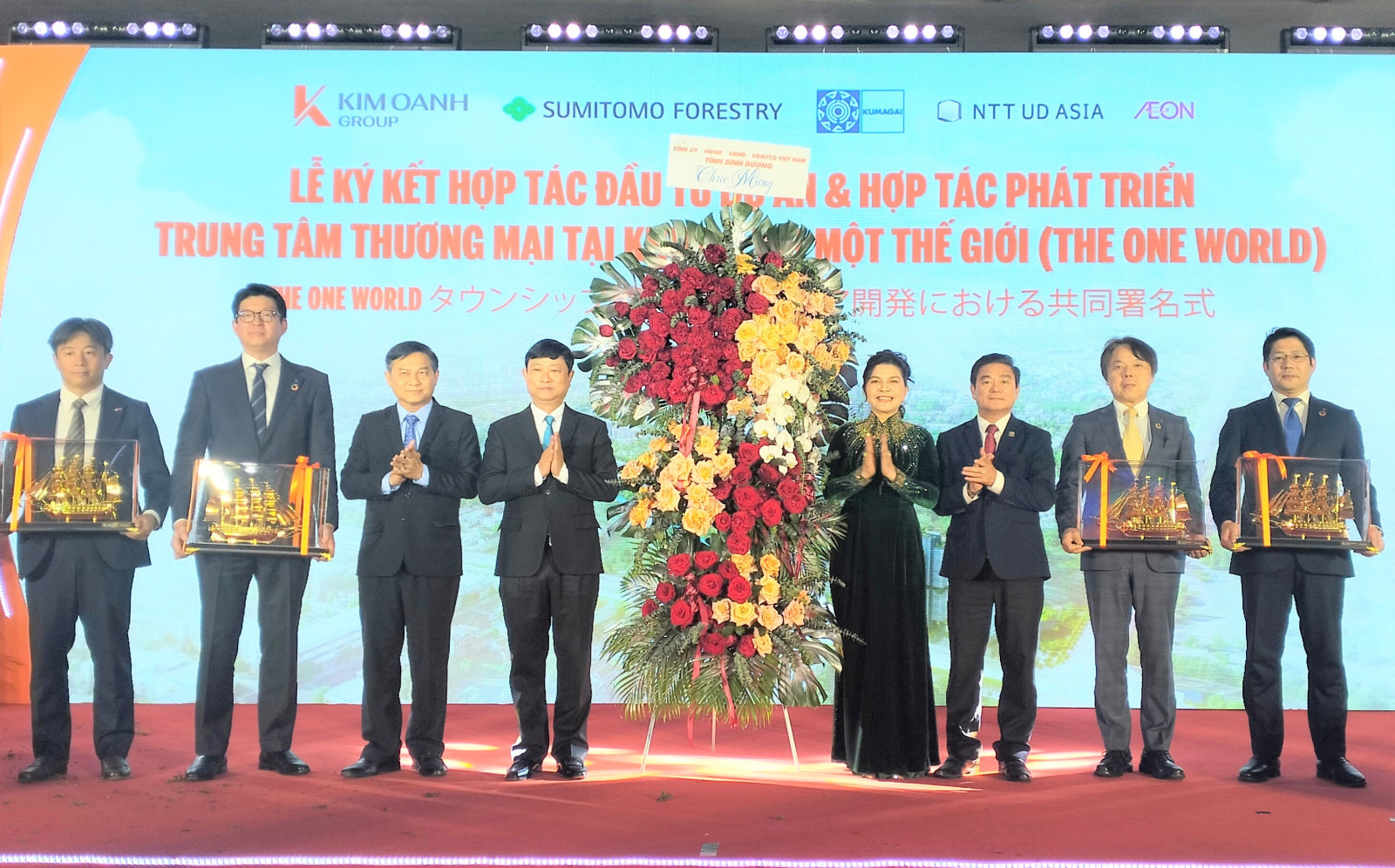 Lãnh đạo tỉnh Bình Dương tặng hoa chúc mừng sự hợp tác của 4 tập đoàn.